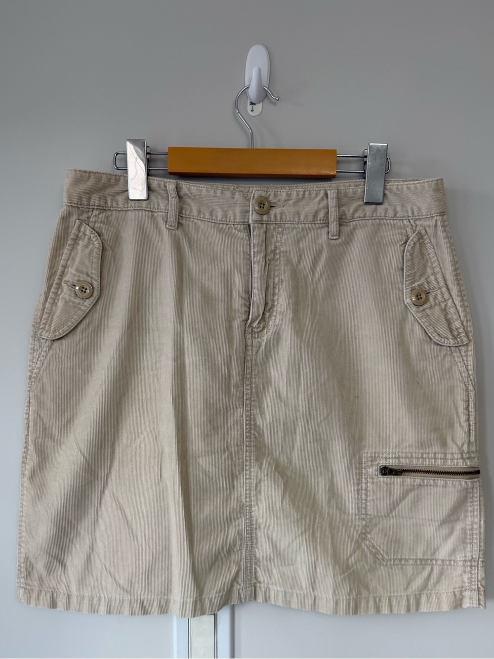 (8) Eddie Bauer cream skirt